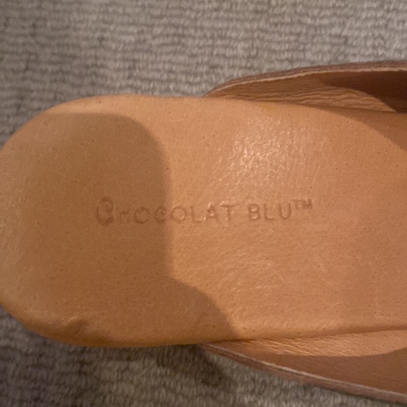 Chocolate Blu metallic sandal. Size 9 - Picture 4 of 5